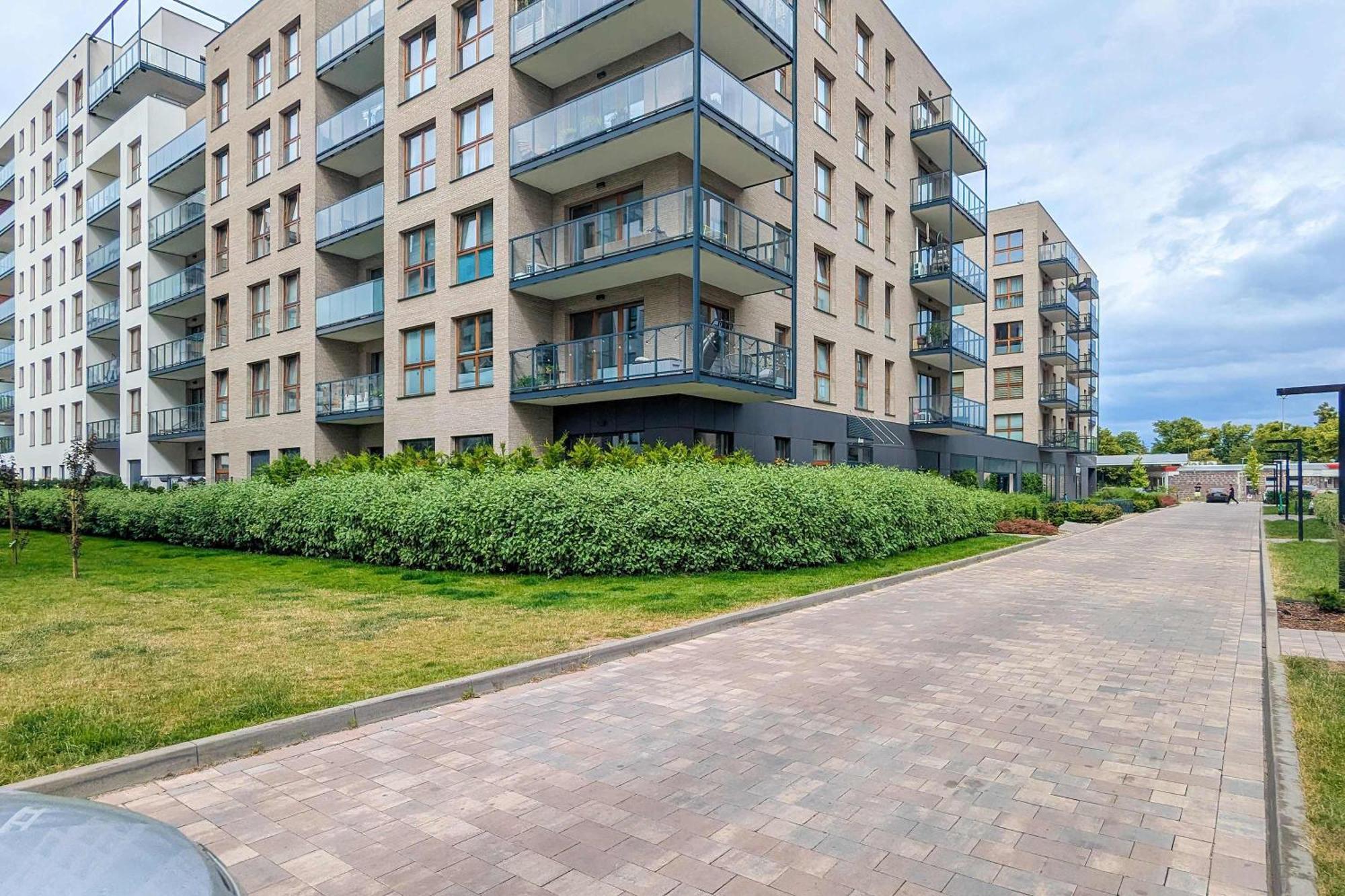 Modern With Parking & Balcony By Renters Lägenhet *