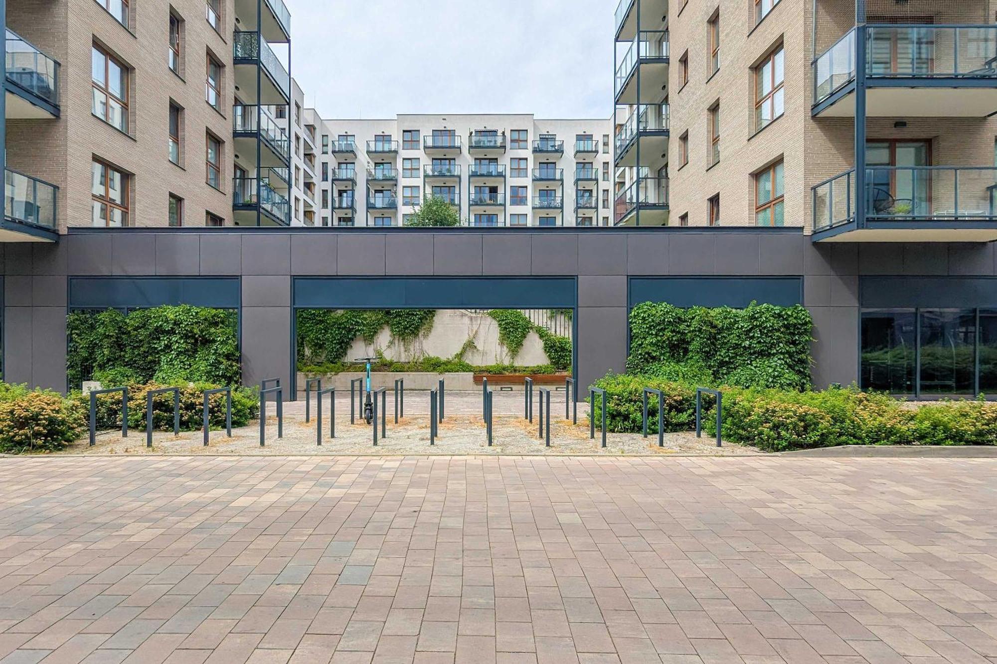 Modern With Parking & Balcony By Renters Lägenhet