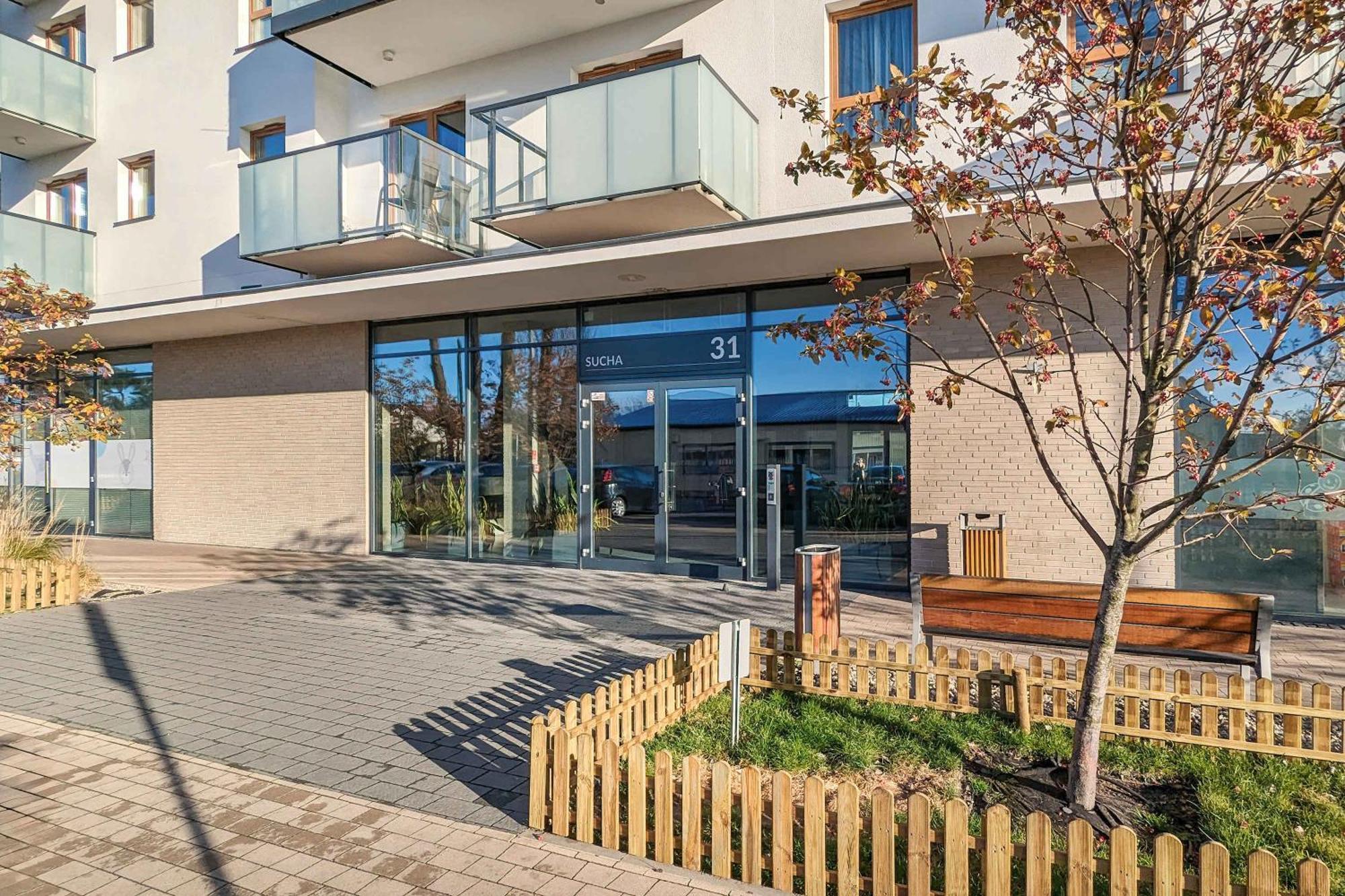 Cosy With Parking In By Renters Apartamento