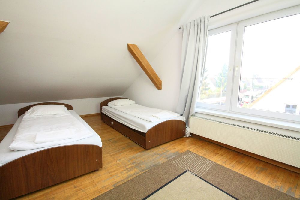 - Goscinne Bed & Breakfast
