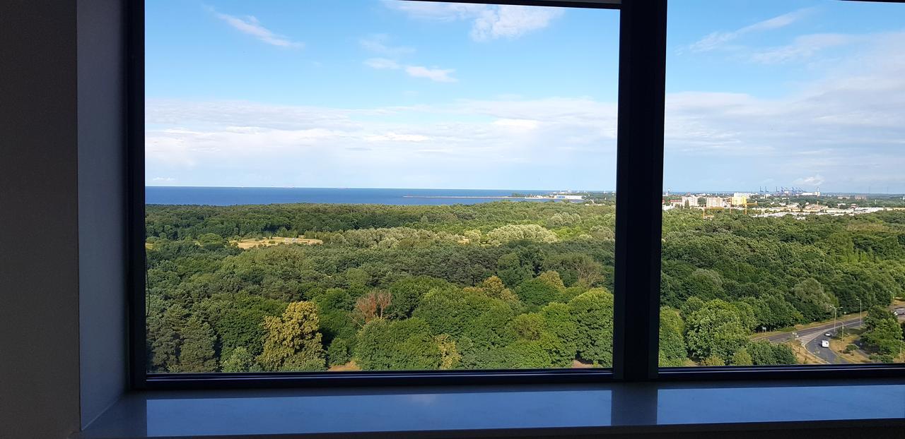 16th Floor View On The Sea And City. 15 Minutes Walk To The Beach. Lejlighed