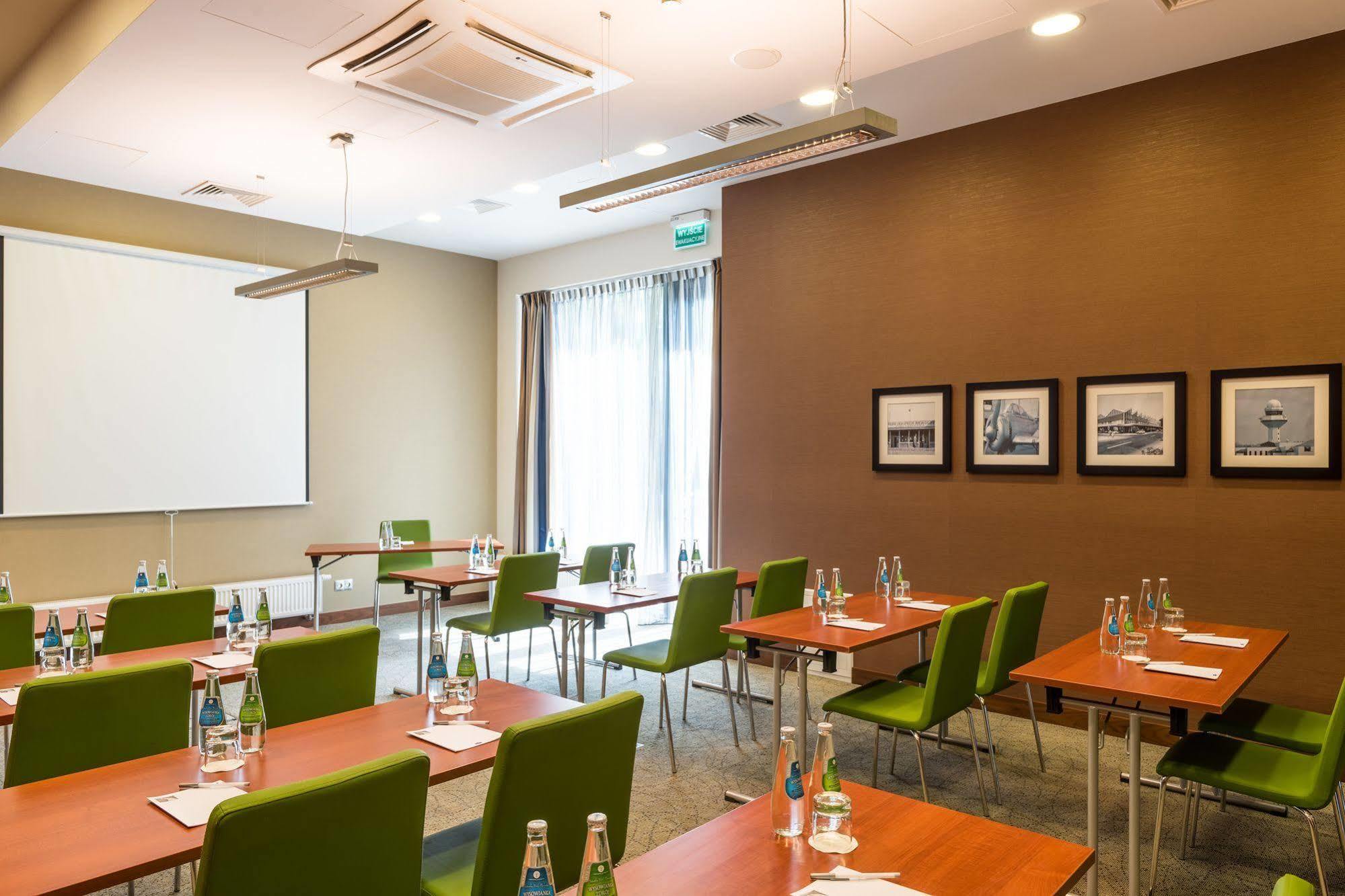 Hotel Hampton By Hilton Airport 3*