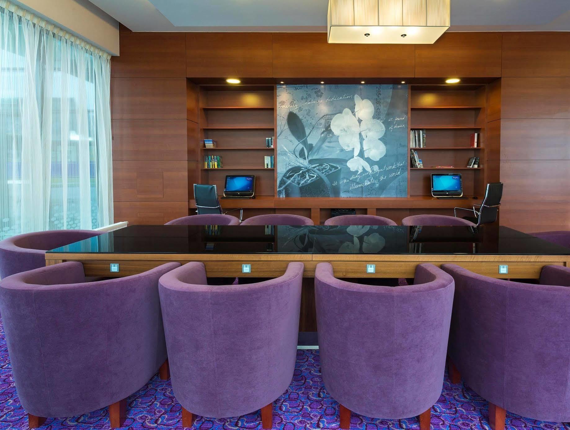 Hampton By Hilton Airport
