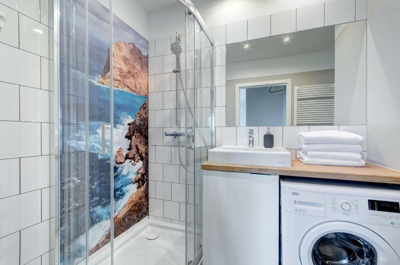 Beautiful Seaside View - 4 Oceans Premium Apartment