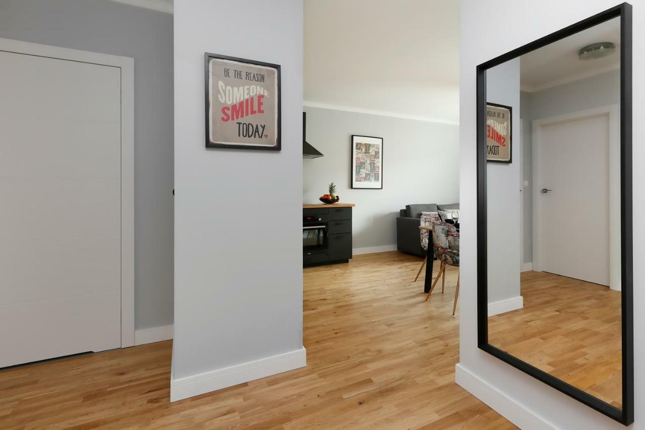 Short Apartment *