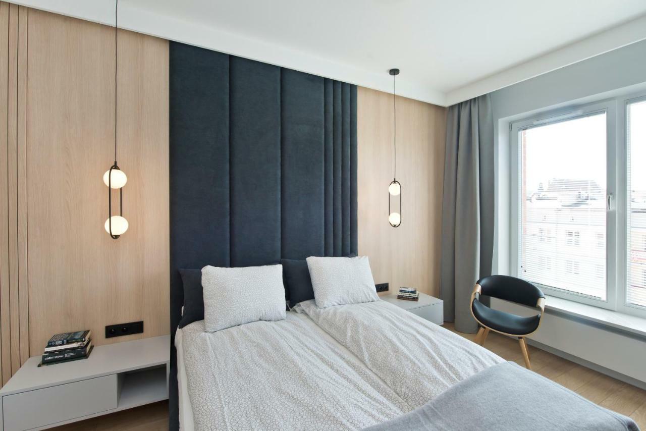 Chic Designer With Original Art And Old Town View Apartment *