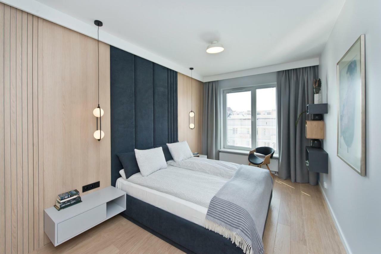 Apartment Chic Designer With Original Art And Old Town View