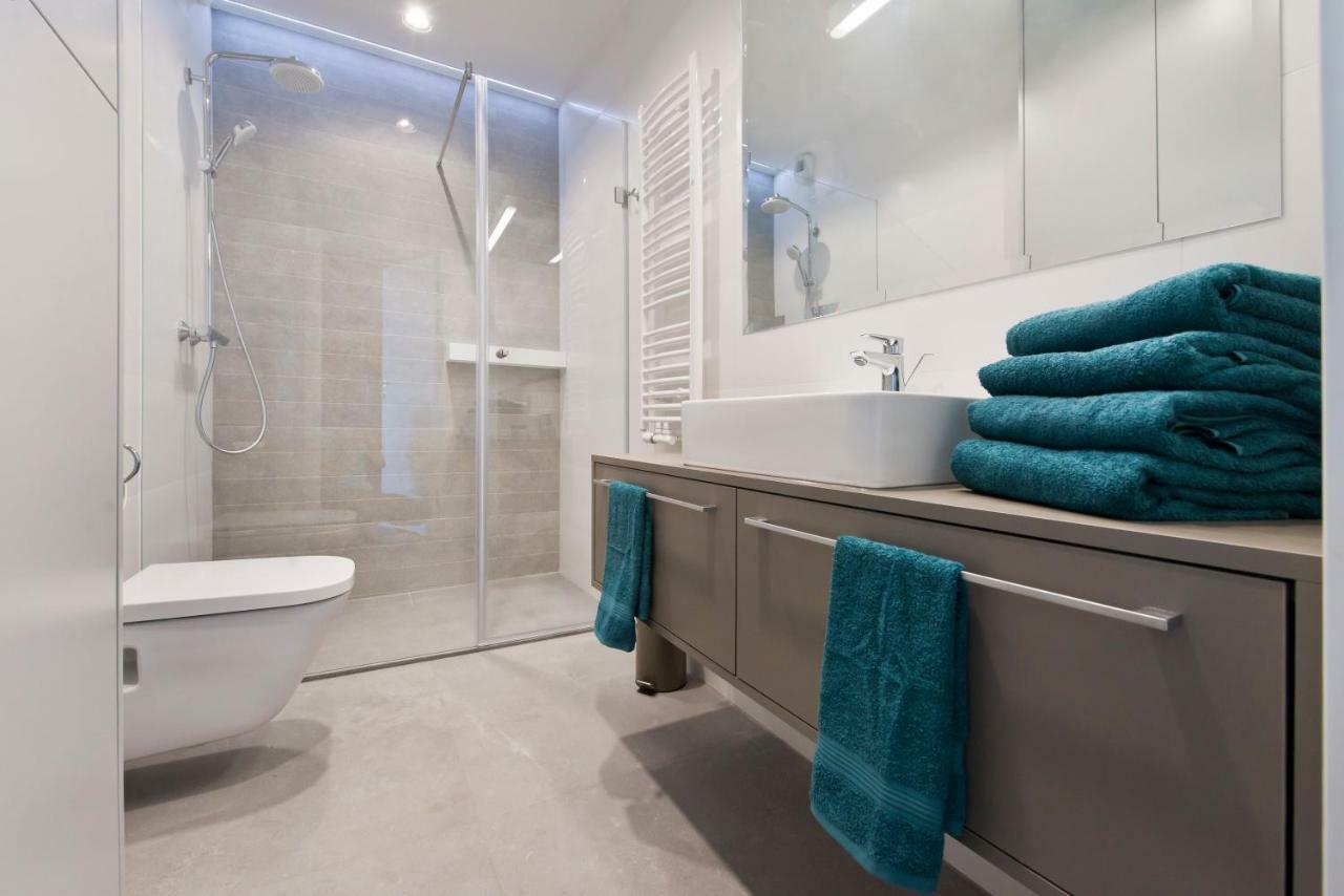 Chic Designer With Original Art And Old Town View Apartment Danzig