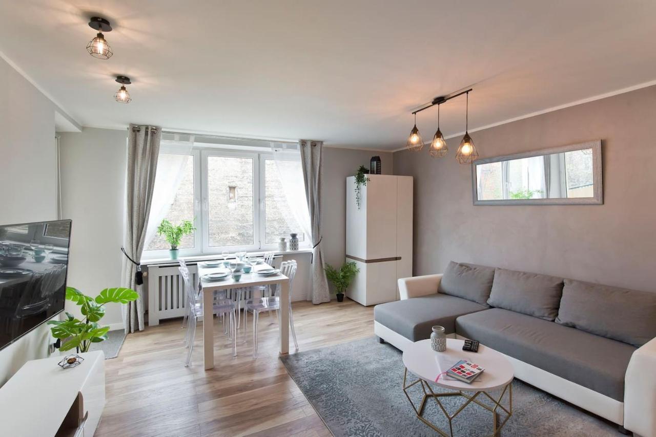 Hip In Vibrant Centrally Located In Old Town Apartament