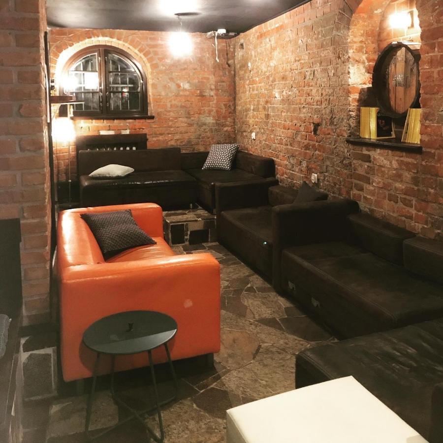 High 5 Hostel