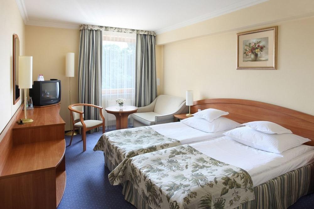 Bartan Seaside Hotel
