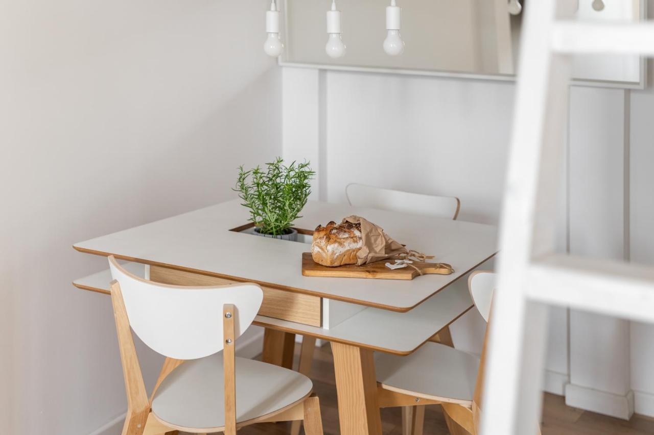 For Sophie - Z Palarnia Kawy I Pracownia Artystyczna W Kamienicy - Art & Coffee In Historic Building Apartment