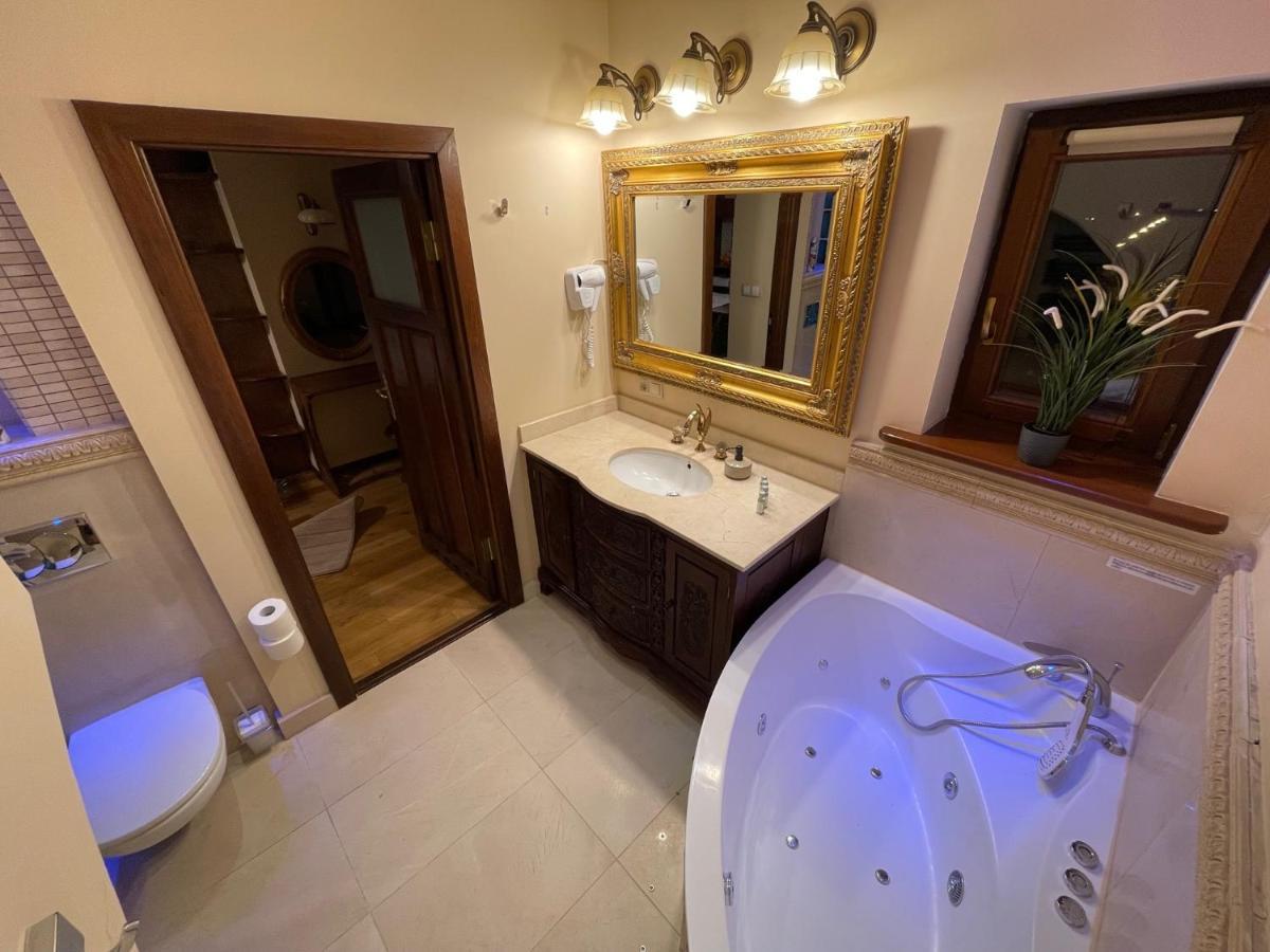 Dworek Oliwski Bed & Breakfast 3*