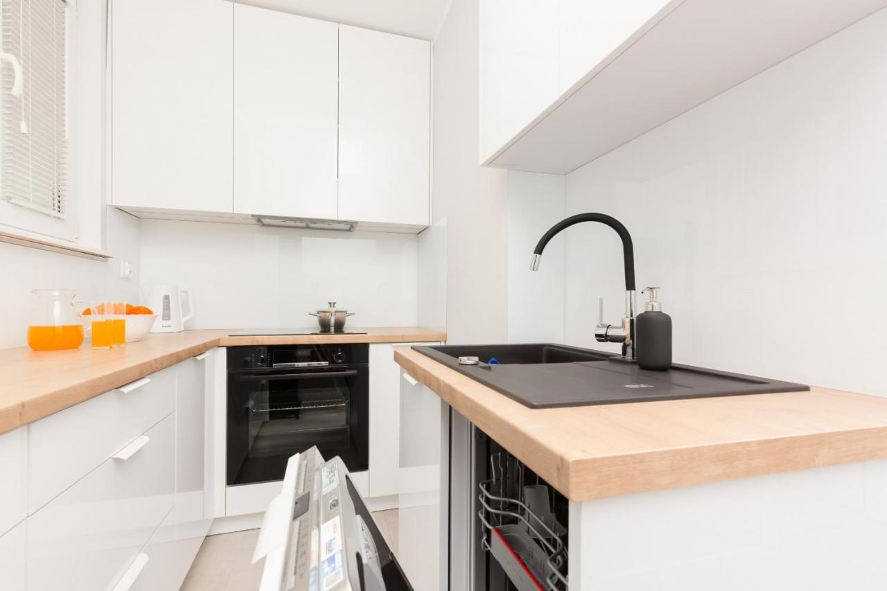 Two-bedroom 650 M Brzezno By Renters Lägenhet Gdańsk