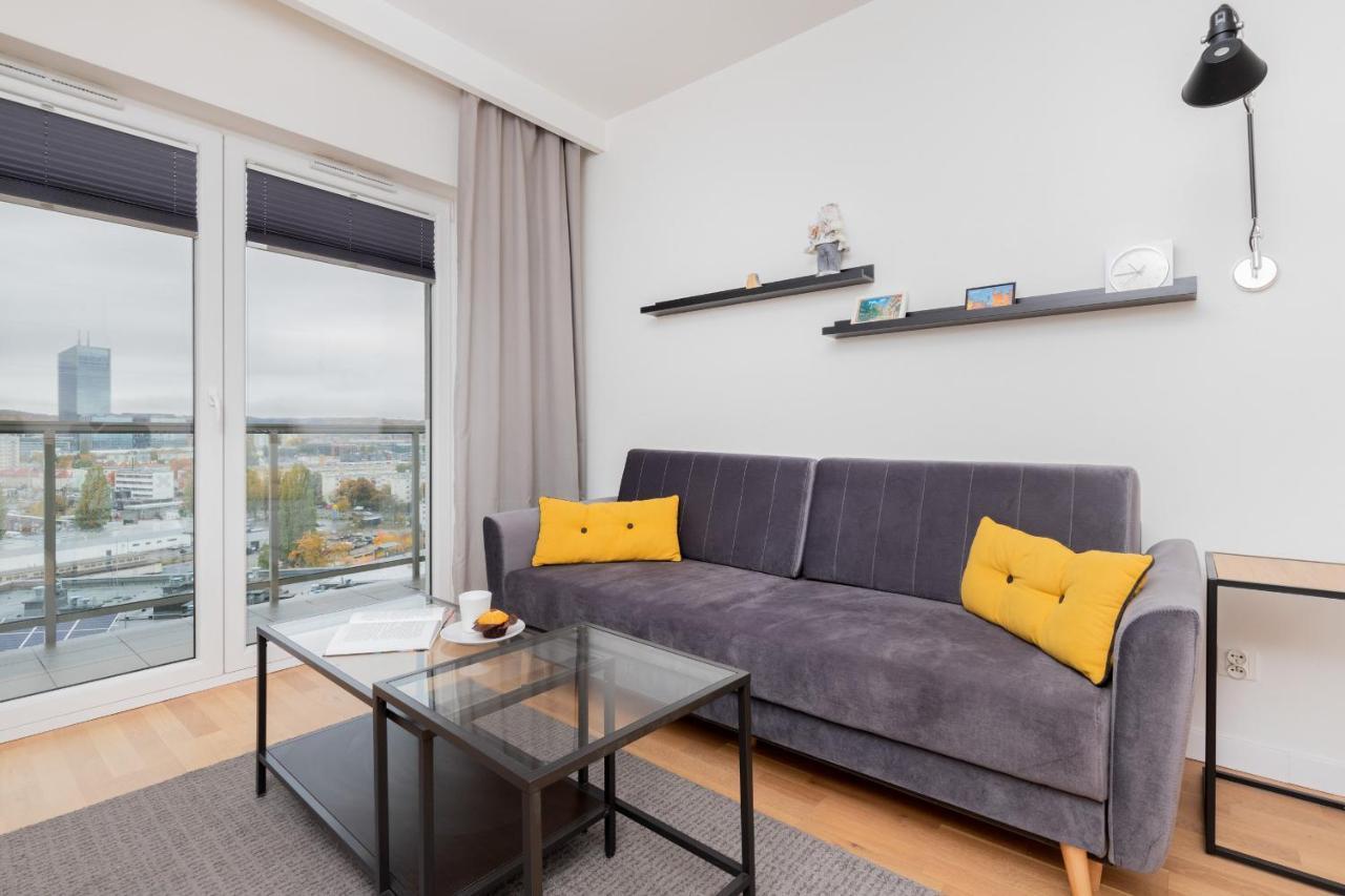 Huoneisto Spacious Aleja Rzeczypospolitej With Balcony By Renters