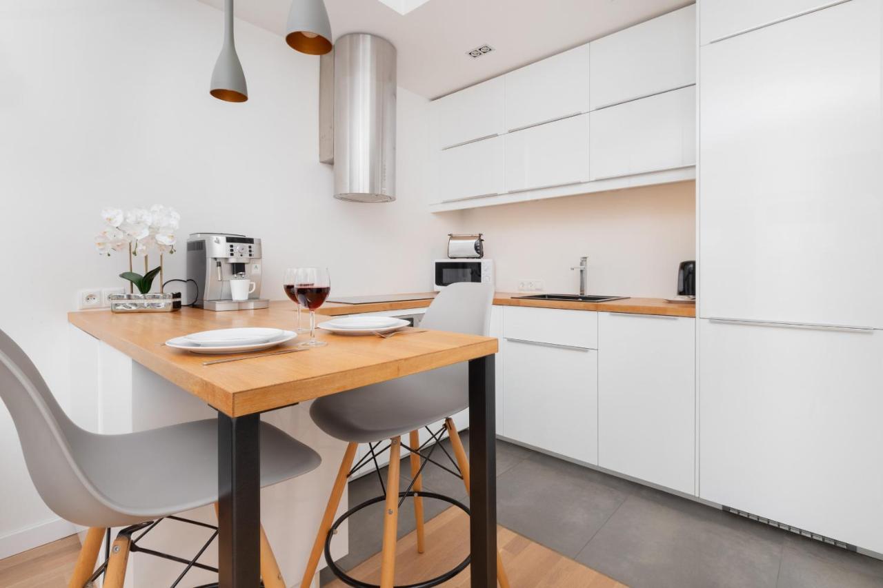 Spacious Aleja Rzeczypospolitej With Balcony By Renters Huoneisto Gdańsk
