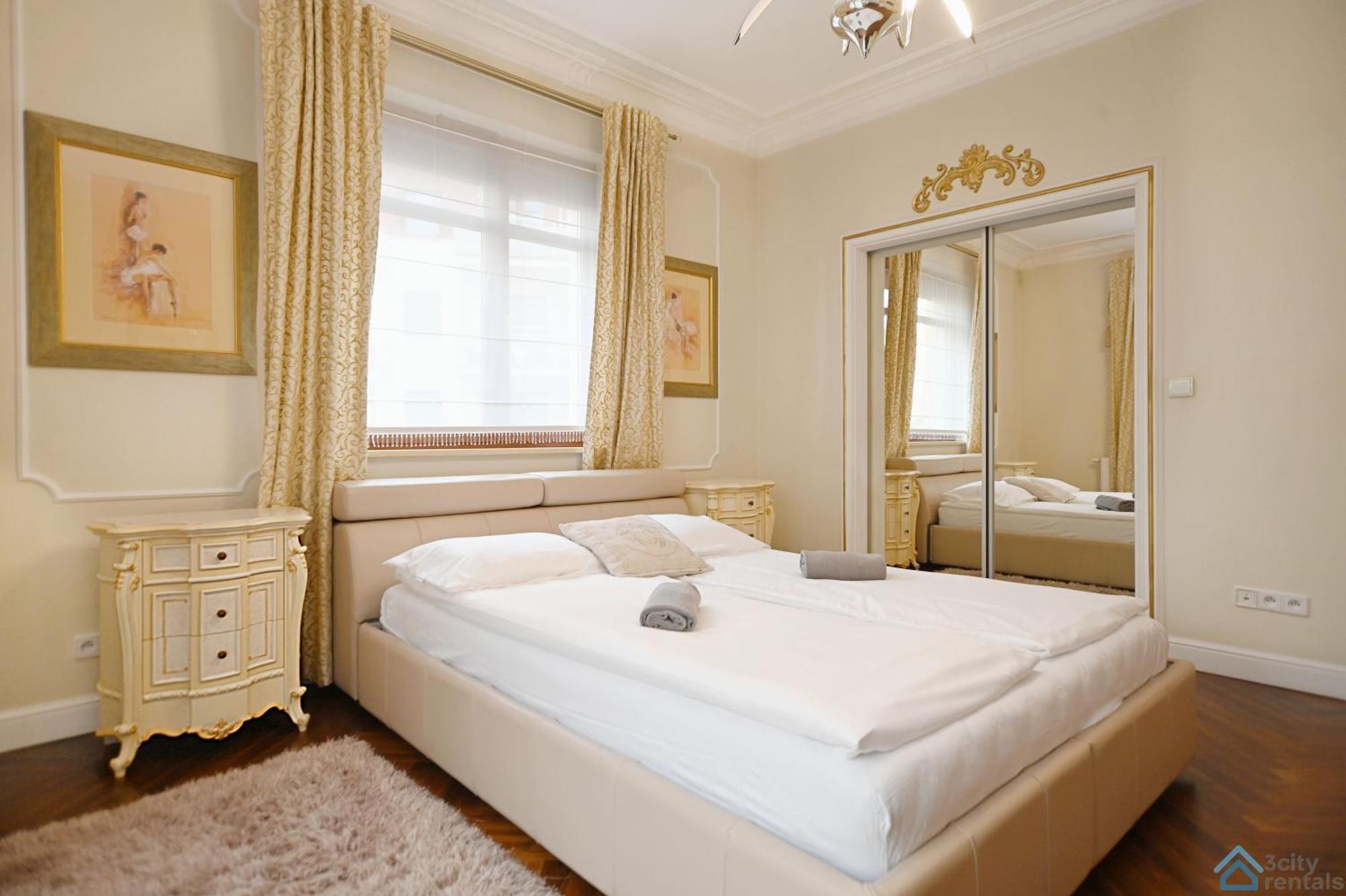 Large And Luxury 3city In With Two Balconies By Renters *