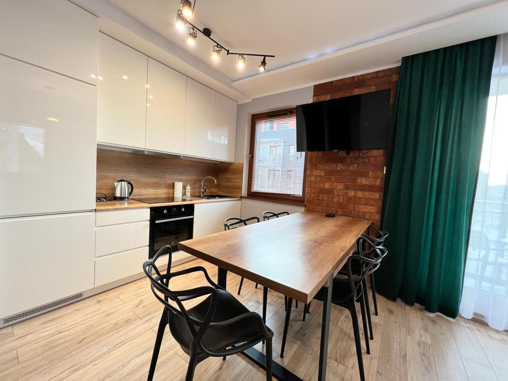 Stylish Oldtown Riverview Balcony Apartment Gdansk