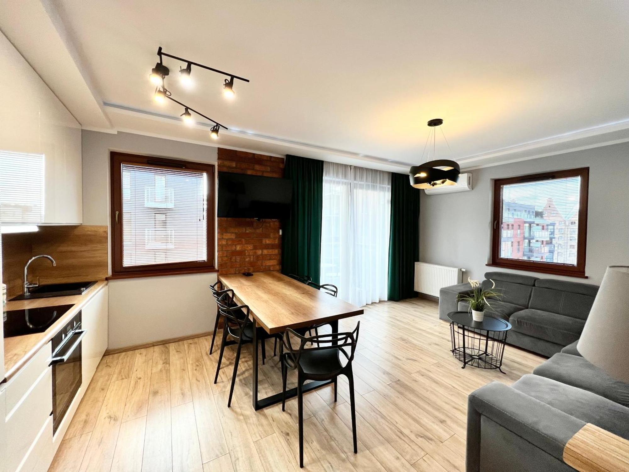 Stylish Oldtown Riverview Balcony Apartment Gdansk