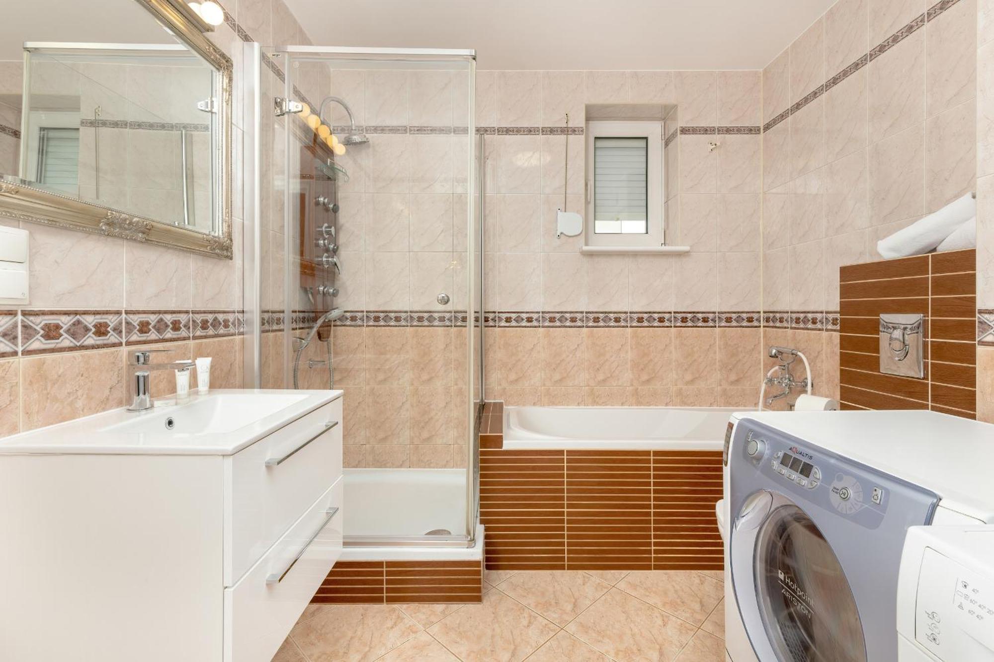 Spacious Family With 3 Bedrooms In By Renters Apartament
