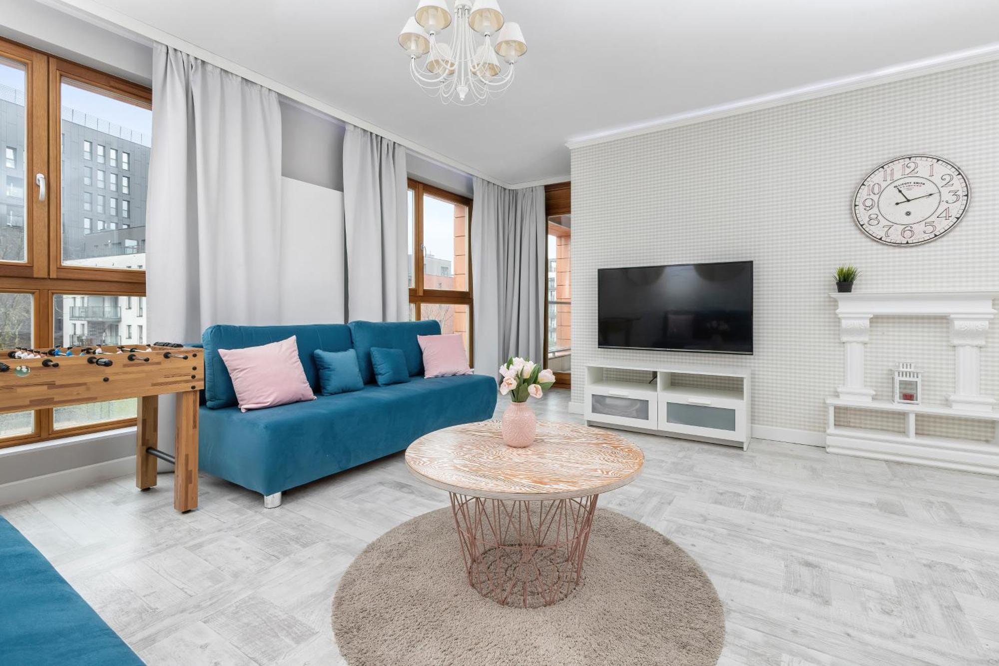 Modern In Center Near The River With Parking By Renters Apartment *
