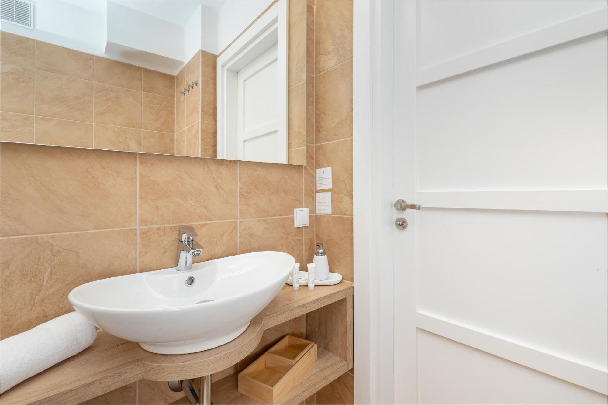 Leilighet Two Bedroom In With Desk For Remote Work And Bathtub By Renters