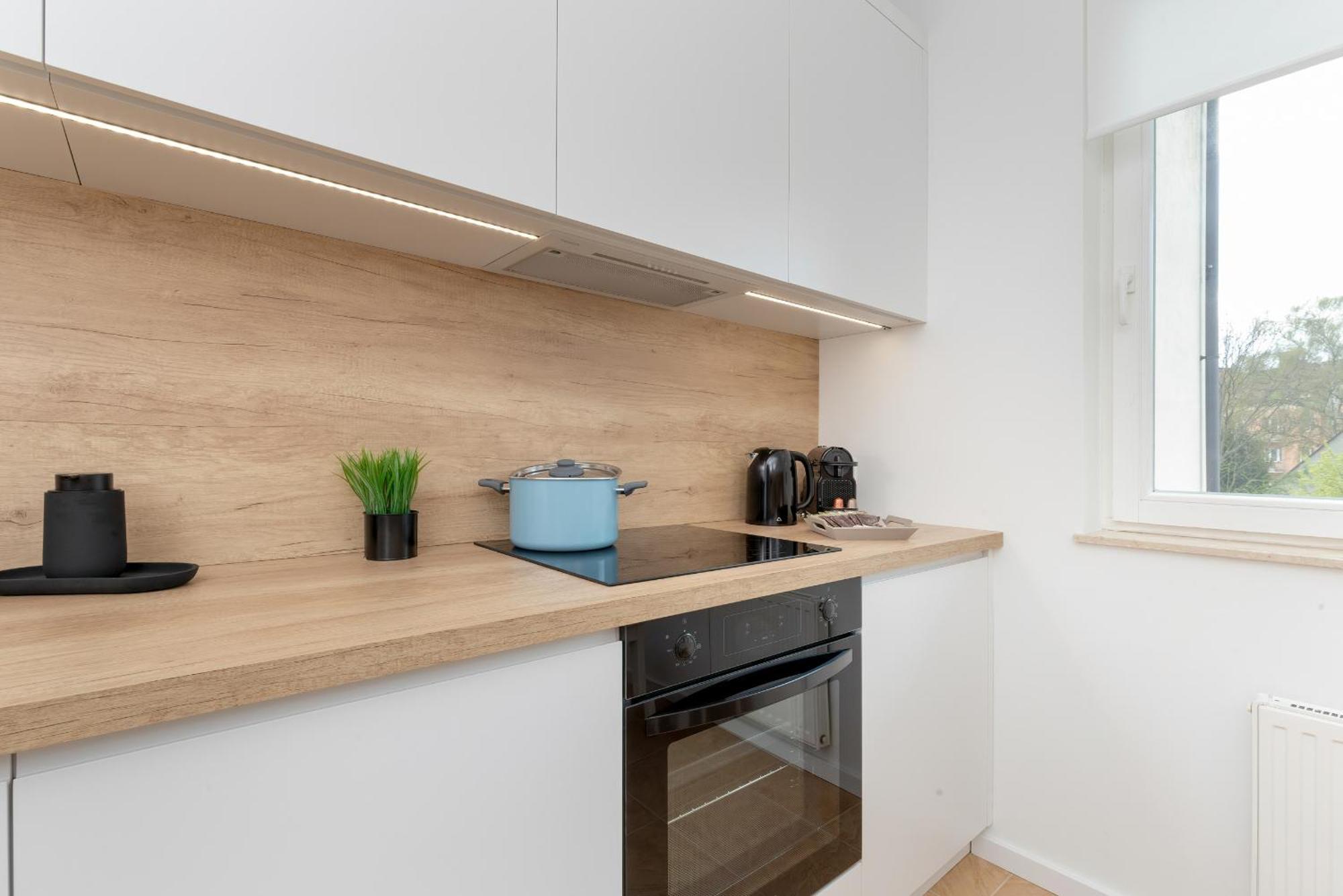 Two Bedroom In With Desk For Remote Work And Bathtub By Renters Gdańsk