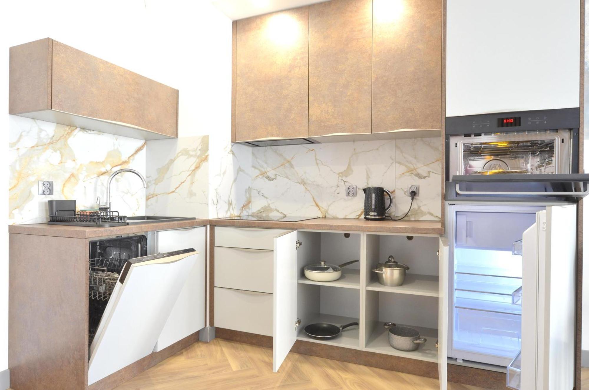 Apartment Private Parking, Secure Building - Old Town & Main Station