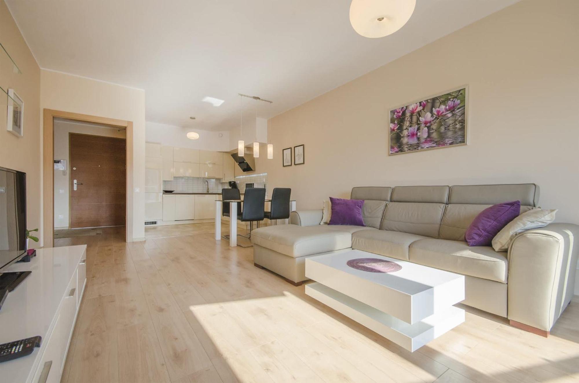 Apartment Modern Dom & House In With Pool And Gym