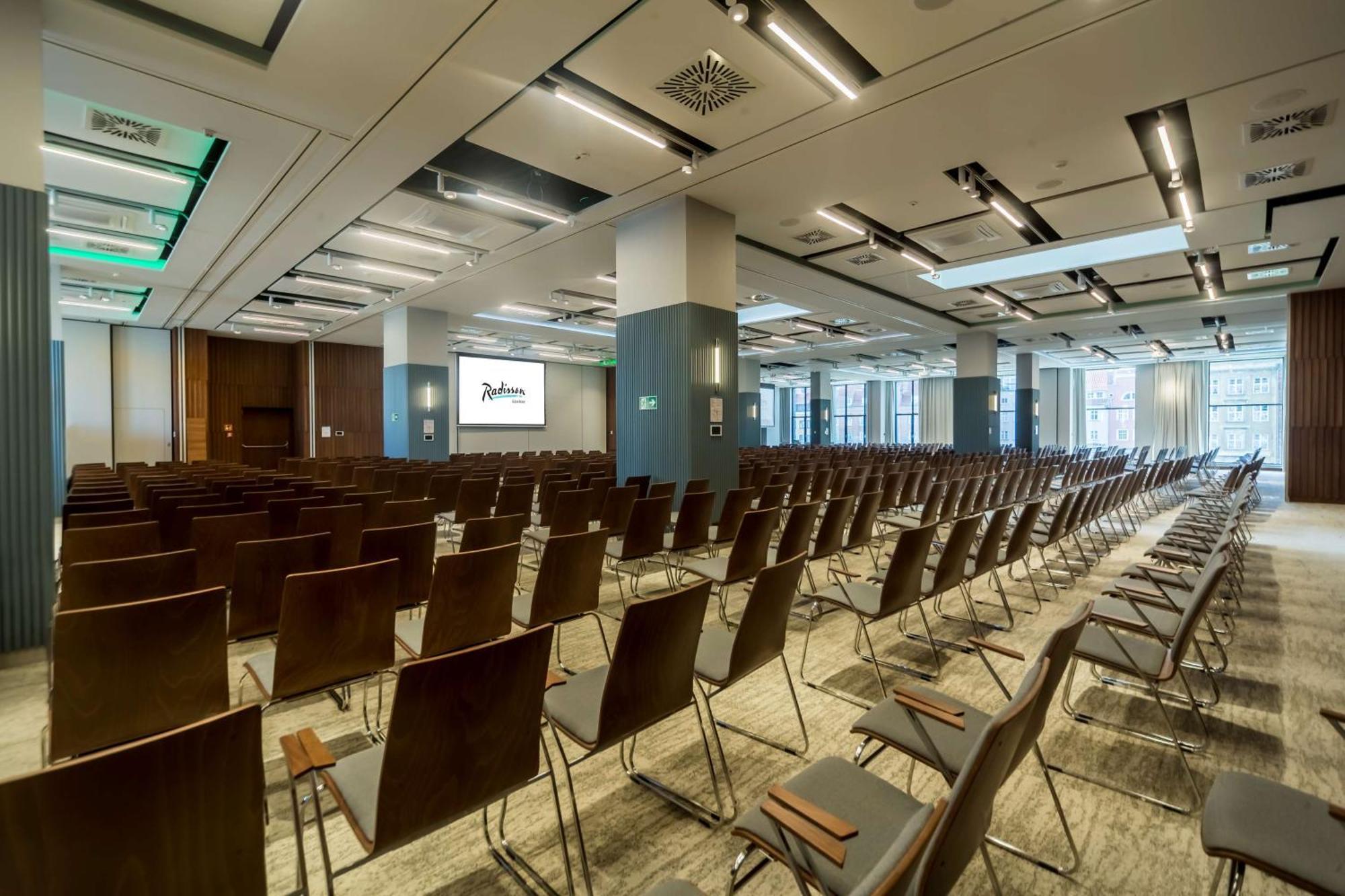 Radisson & Suites, 4*