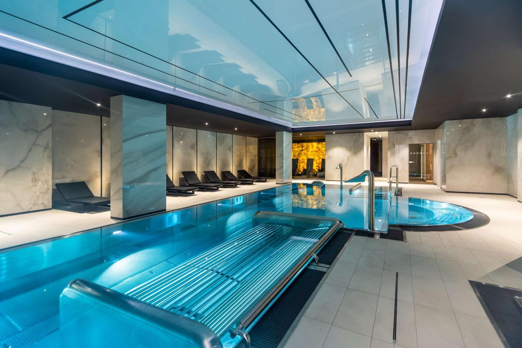 Radisson & Suites,