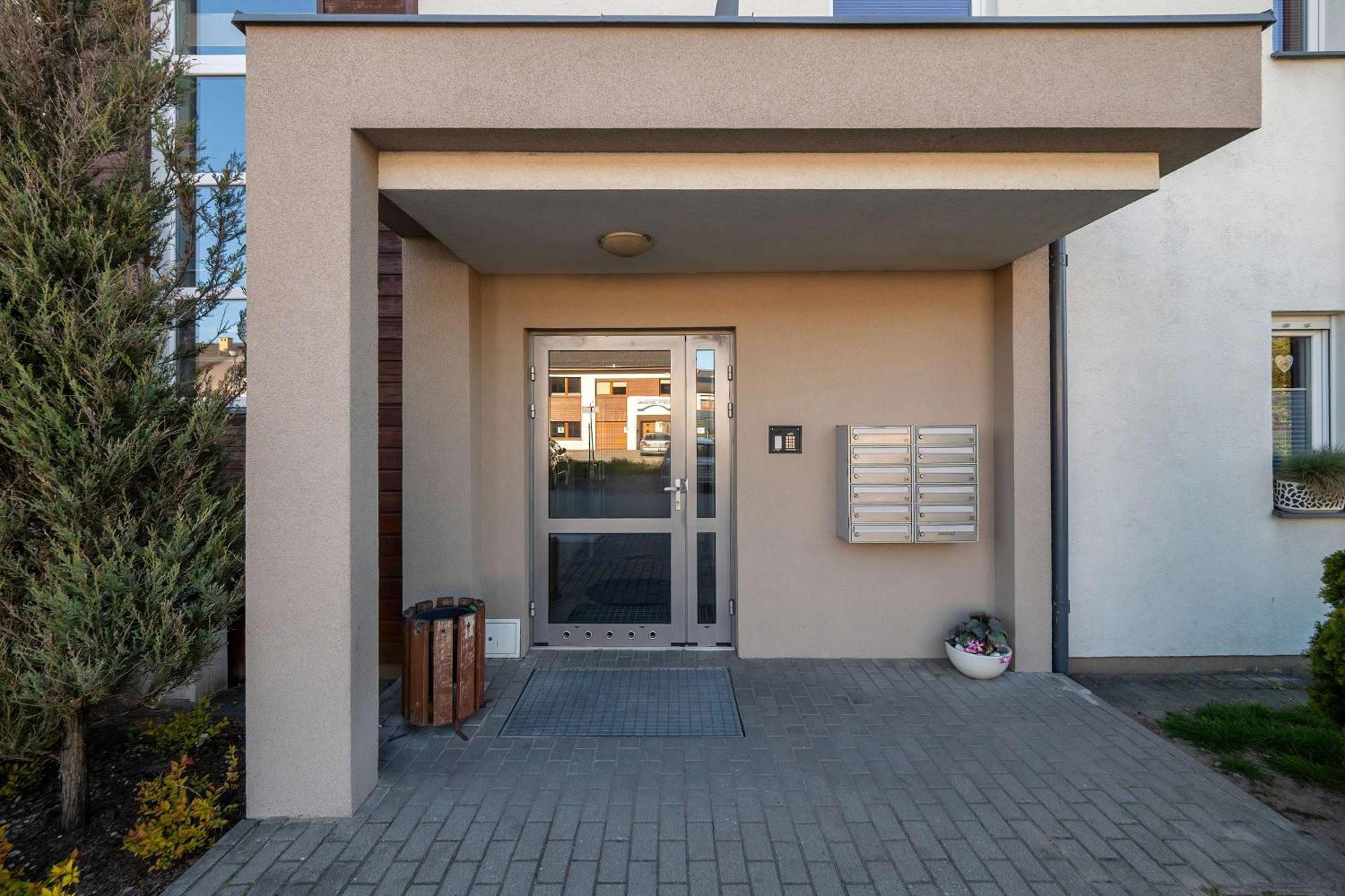 Spacious Two-bedroom With 2 Parking Spaces By Renters *