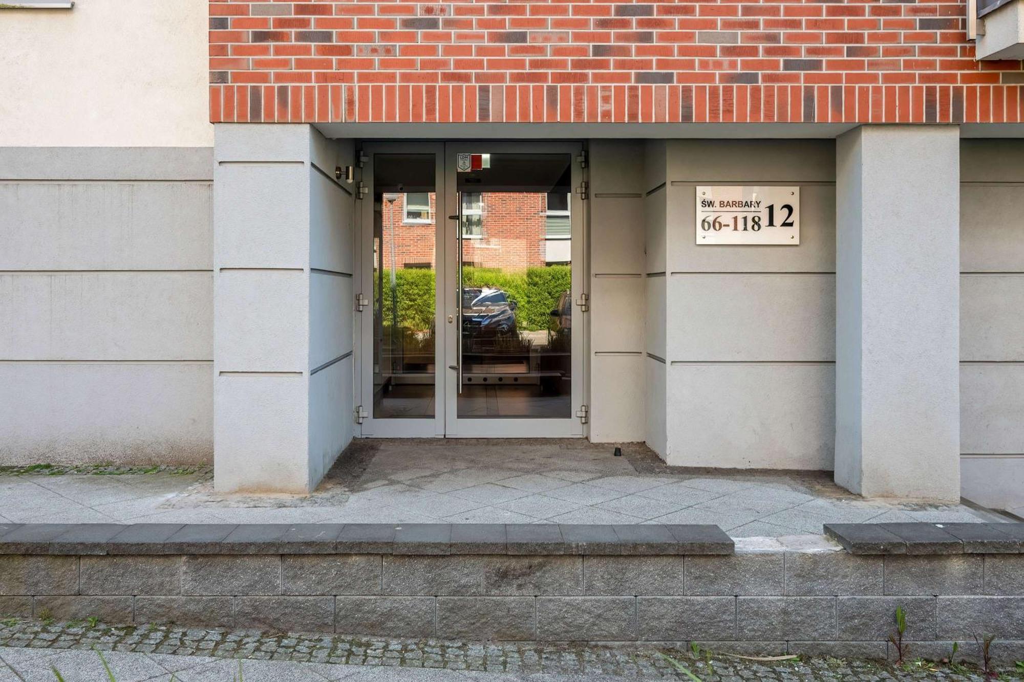 Apartment Stylish With Balcony & Parking Old Town By Renters *