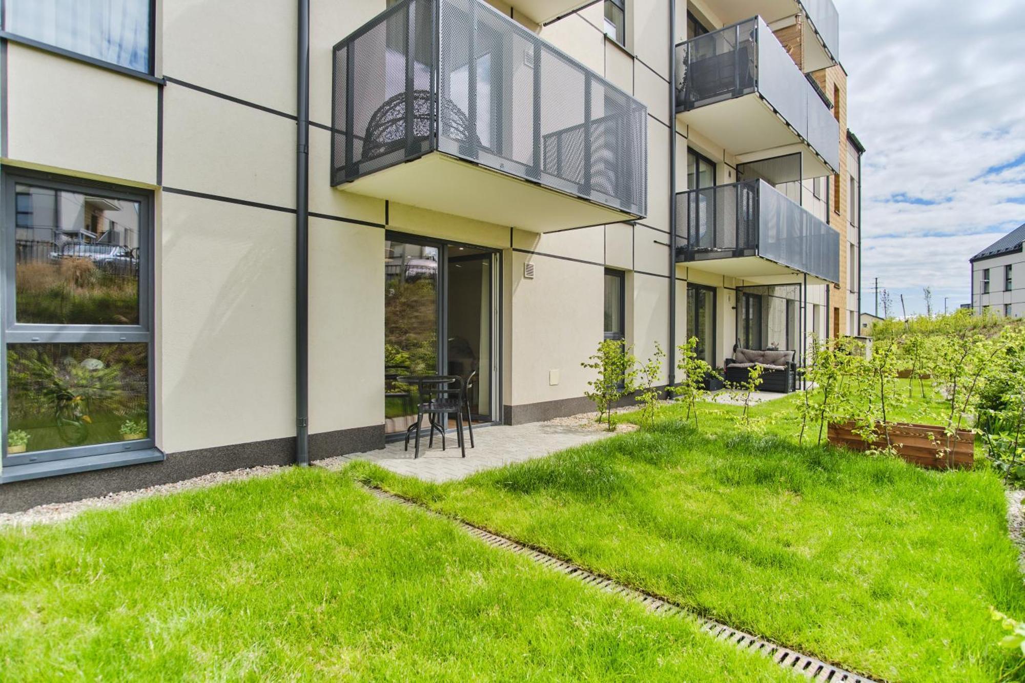Lägenhet Cozy With Garden - Free Private Parking *