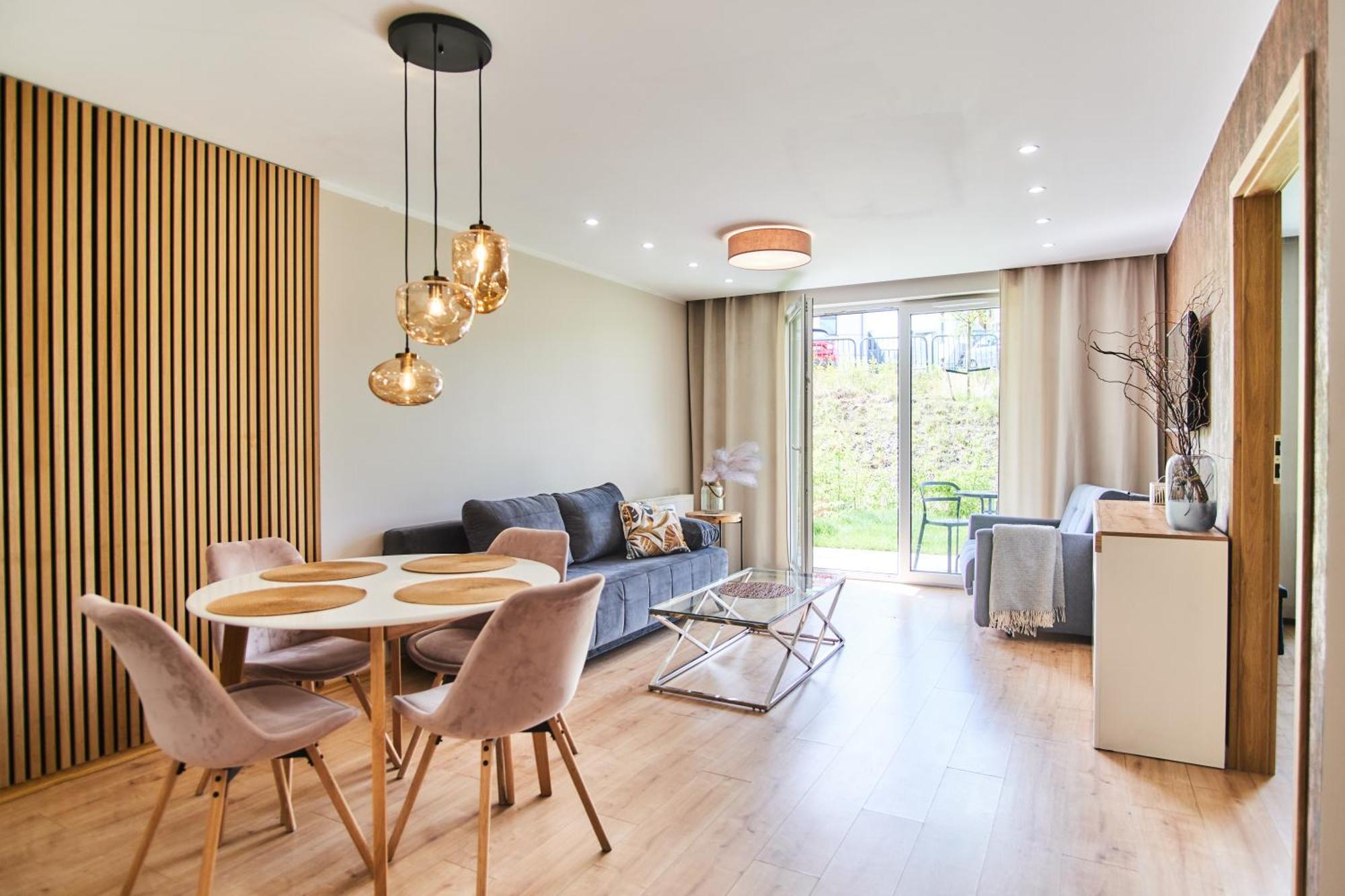 Lägenhet Cozy With Garden - Free Private Parking