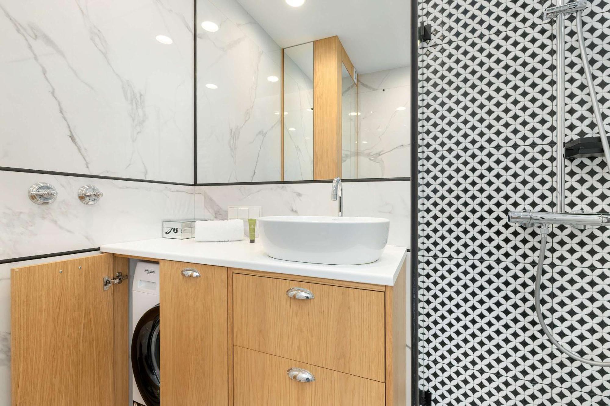 Apartment Exclusive With Parking, Air Conditioning And A Rooftop Terrace In The Centre Of By Renters Prestige *