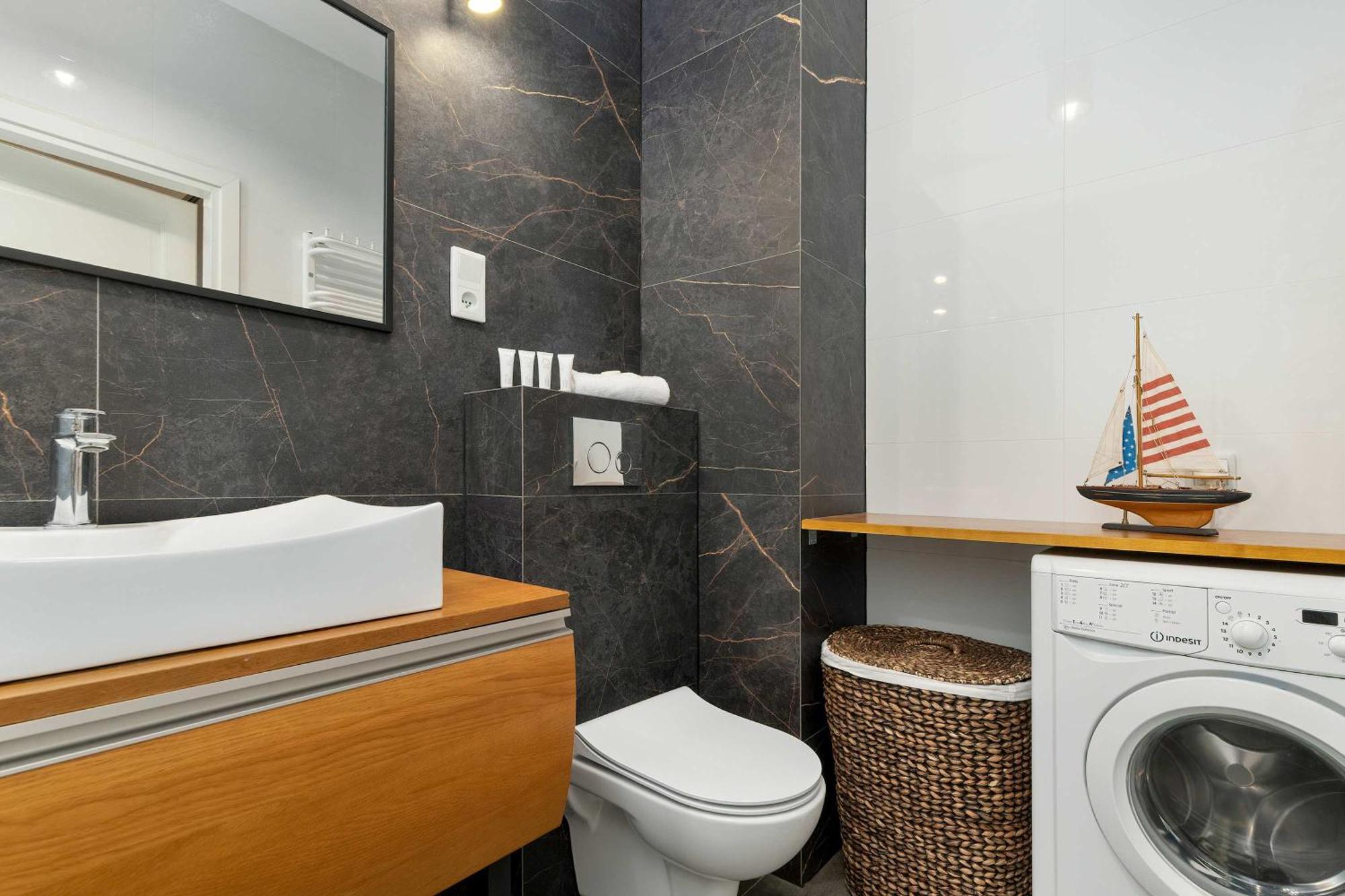Apartment Modern With Parking & Balcony By Renters