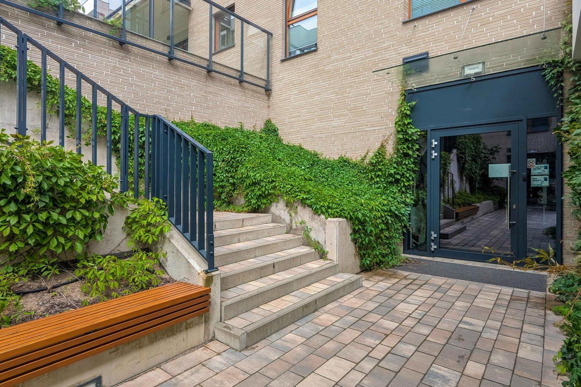 Apartment Modern With Parking & Balcony By Renters *