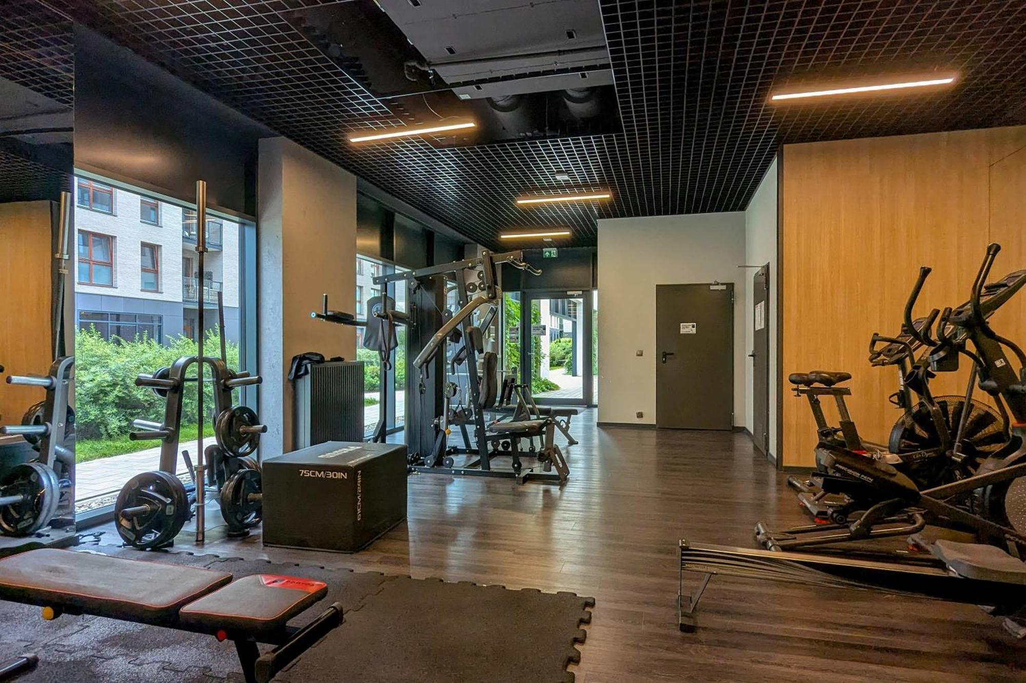 Modern With Parking & Balcony By Renters Apartment *