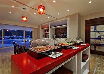 Hotell Hampton By Hilton Airport 3*